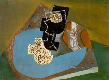 Vaso y paquete de tabaco sobre una mesa 1914 Pablo Picasso Pinturas al óleo